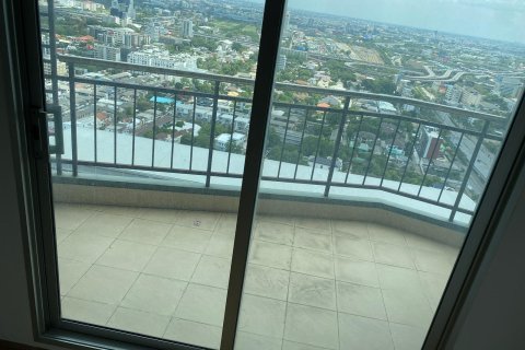Condo in Bangkok, Thailand, 2 bedrooms  № 157757 - photo 14