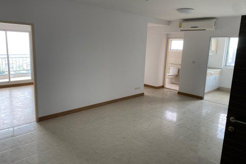 Condo in Bangkok, Thailand, 2 bedrooms  № 157757 - photo 13