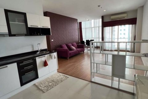 Condominio de 2 dormitorios en Bang Kapi, Bangkok, Tailandia № 67800 - foto 2