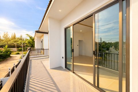 Chalet de 4 dormitorios en Pattaya, Tailandia № 203474 - foto 18
