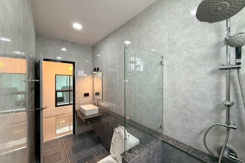 Chalet de 4 dormitorios en Pattaya, Tailandia № 203474 - foto 13