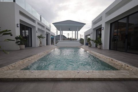 Chalet de 5 dormitorios en Pattaya, Tailandia № 173298 - foto 2