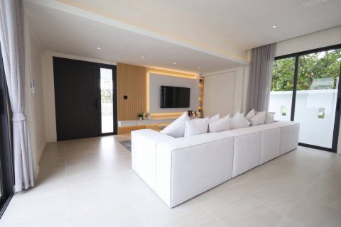 Chalet de 5 dormitorios en Pattaya, Tailandia № 173298 - foto 3
