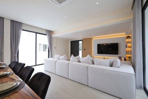 Chalet de 5 dormitorios en Pattaya, Tailandia № 173298 - foto 4