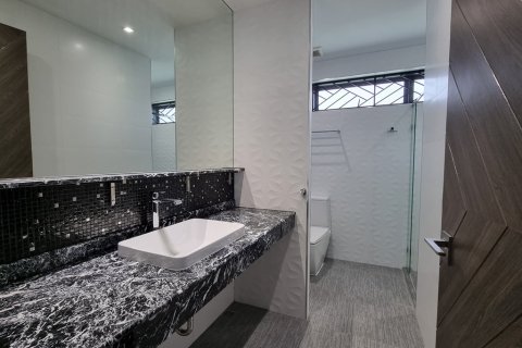 Casa de 3 dormitorios en Bangkok, Tailandia № 65396 - foto 23