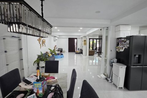 ทาวน์เฮาส์ในกรุงเทพมหานคร, ประเทศไทย 3 ห้องนอน № 146730 - รูปถ่าย 4