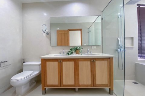 Condo in Watthana, Bangkok, Thailand, 2 bedrooms  № 133732 - photo 16