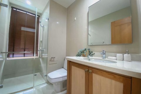 Condo in Watthana, Bangkok, Thailand, 2 bedrooms  № 133732 - photo 17