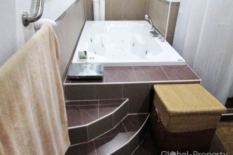 Casa de 4 dormitorios en Pattaya, Tailandia № 116942 - foto 14