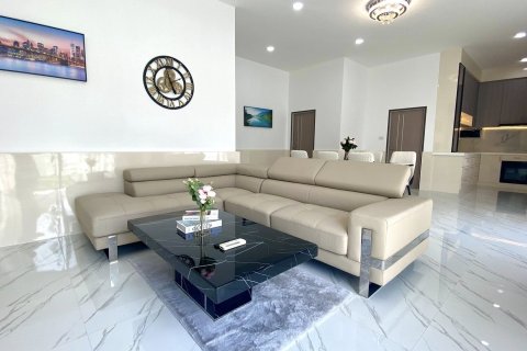 Casa de 3 dormitorios en Pattaya, Tailandia № 203385 - foto 5