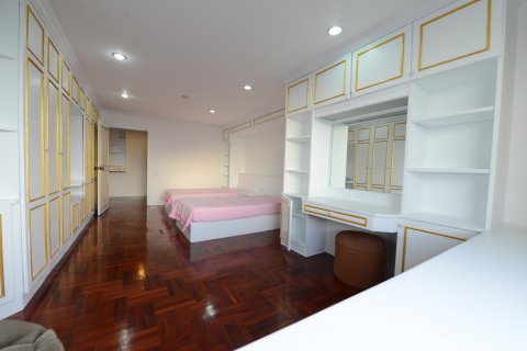 Condo in Bangkok, Thailand, 3 bedrooms № 144000 - photo 13