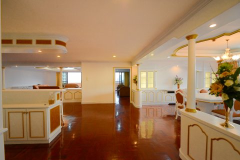 Condo in Bangkok, Thailand, 3 bedrooms № 144000 - photo 8