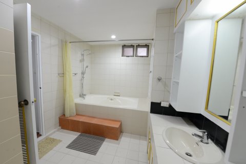 Condo in Bangkok, Thailand, 3 bedrooms № 144000 - photo 16