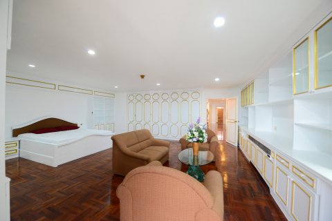 Condo in Bangkok, Thailand, 3 bedrooms № 144000 - photo 10