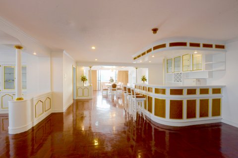 Condo in Bangkok, Thailand, 3 bedrooms № 144000 - photo 7