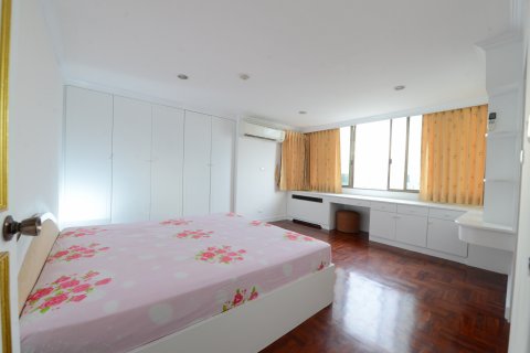 Condo in Bangkok, Thailand, 3 bedrooms № 144000 - photo 14