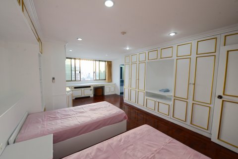 Condo in Bangkok, Thailand, 3 bedrooms № 144000 - photo 12