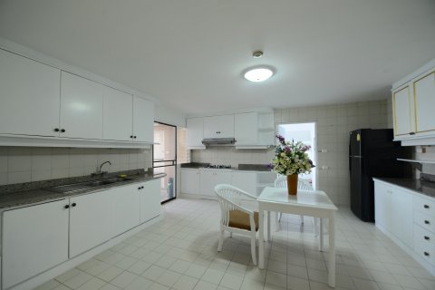Condo in Bangkok, Thailand, 3 bedrooms № 144000 - photo 21