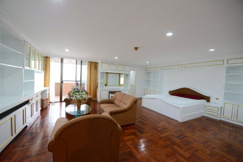 Condo in Bangkok, Thailand, 3 bedrooms № 144000 - photo 9
