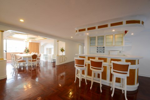Condo in Bangkok, Thailand, 3 bedrooms № 144000 - photo 5