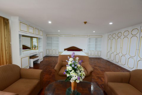 Condo in Bangkok, Thailand, 3 bedrooms № 144000 - photo 11