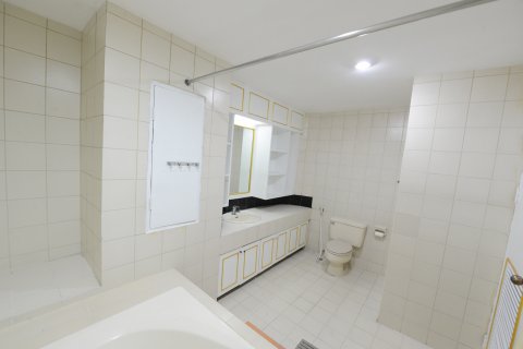 Condo in Bangkok, Thailand, 3 bedrooms № 144000 - photo 17