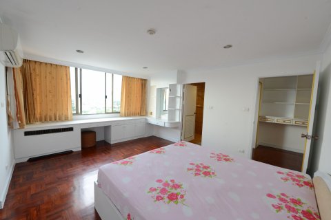 Condo in Bangkok, Thailand, 3 bedrooms № 144000 - photo 15