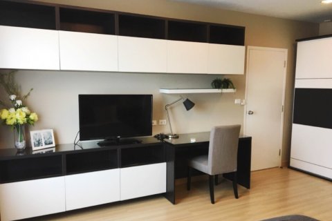 Condominio de 2 dormitorios en Phra Khanong, Bangkok, Tailandia № 144027 - foto 2