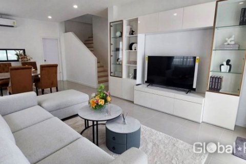 Casa de 4 dormitorios en Pattaya, Tailandia № 54036 - foto 3