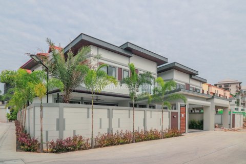 Casa de 4 dormitorios en Pattaya, Tailandia № 69249