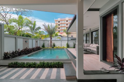 Casa de 4 dormitorios en Pattaya, Tailandia № 69249 - foto 2