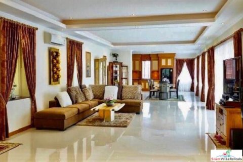 Chalet de 6 dormitorios en Pattaya, Tailandia № 203014 - foto 3