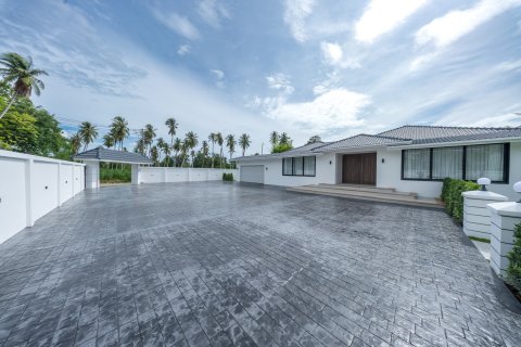 Villa in Pattaya, Thailand 5 bedrooms № 233170 - photo 9