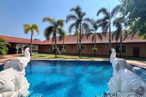 Casa de 5 dormitorios en Pattaya, Tailandia № 202078 - foto 9