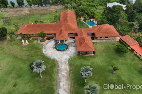 Casa de 5 dormitorios en Pattaya, Tailandia № 202078