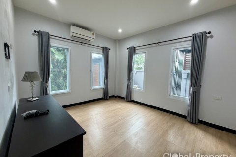 Casa de 4 dormitorios en Pattaya, Tailandia № 202079 - foto 11