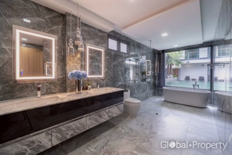 Casa de 6 dormitorios en Pattaya, Tailandia № 202077 - foto 15