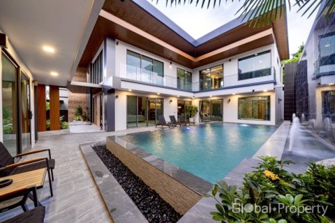 Casa de 6 dormitorios en Pattaya, Tailandia № 202077 - foto 3
