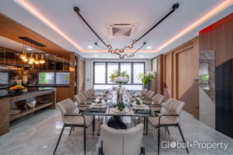 Casa de 6 dormitorios en Pattaya, Tailandia № 202077 - foto 10