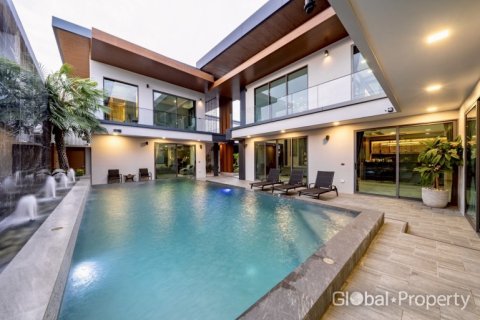 Casa de 6 dormitorios en Pattaya, Tailandia № 202077 - foto 2