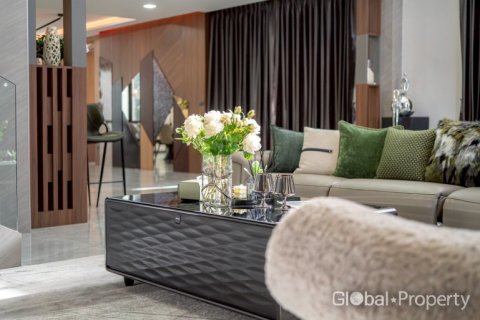 Casa de 6 dormitorios en Pattaya, Tailandia № 202077 - foto 9