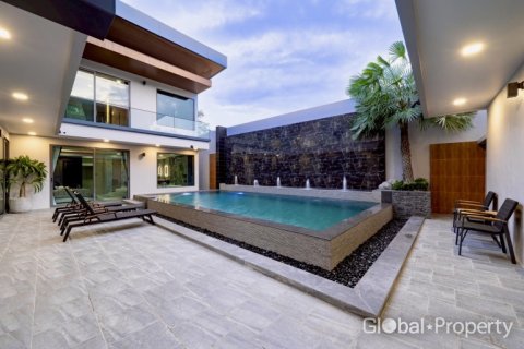 Casa de 6 dormitorios en Pattaya, Tailandia № 202077 - foto 5