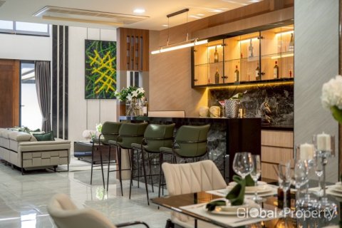 Casa de 6 dormitorios en Pattaya, Tailandia № 202077 - foto 12