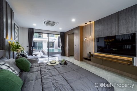 Casa de 6 dormitorios en Pattaya, Tailandia № 202077 - foto 17
