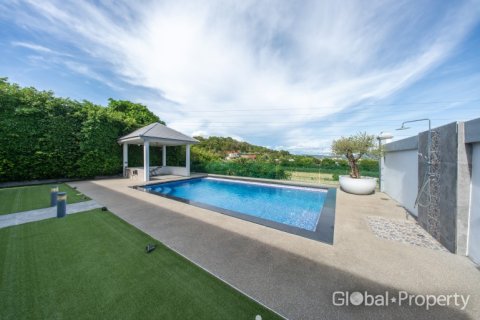 Casa de 4 dormitorios en Pattaya, Tailandia № 202076 - foto 15