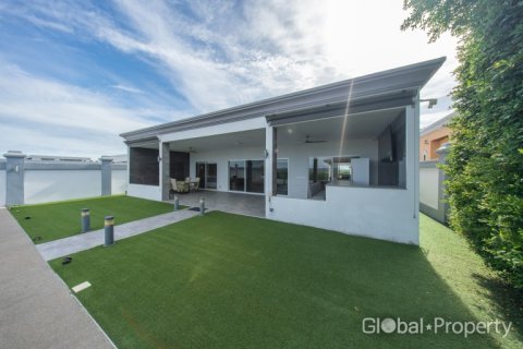Casa de 4 dormitorios en Pattaya, Tailandia № 202076 - foto 13