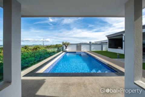 Casa de 4 dormitorios en Pattaya, Tailandia № 202076 - foto 18