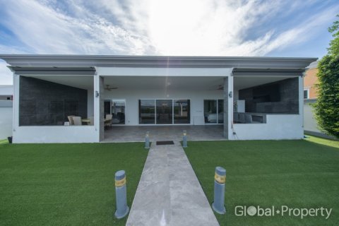 Casa de 4 dormitorios en Pattaya, Tailandia № 202076 - foto 9