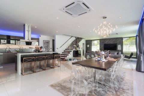 Casa de 4 dormitorios en Bang Lamung, Tailandia № 113527 - foto 14