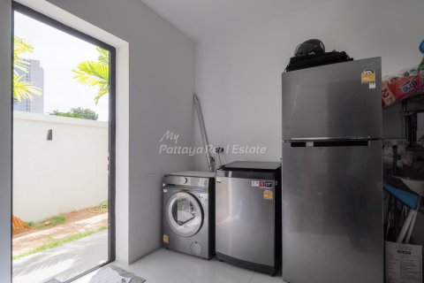 Casa de 4 dormitorios en Bang Lamung, Tailandia № 113527 - foto 23